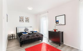 New Blue Danube Apartment With Balcony And Parking